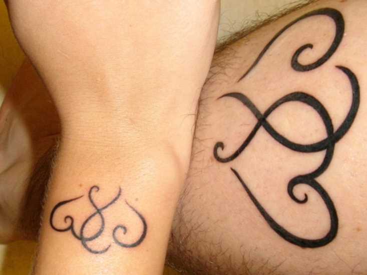 A tatuagem nos pulsos da menina e um cara de coração