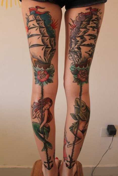 A tatuagem oldschool em canelas meninas - âncora e sereia