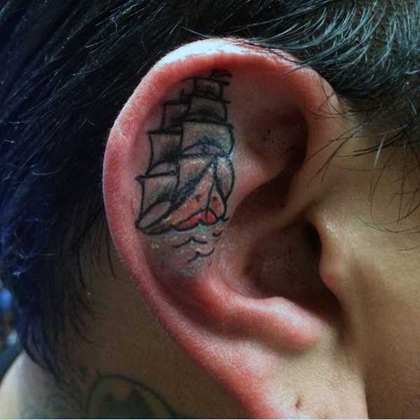 A tatuagem oldschool na orelha do cara - de navio