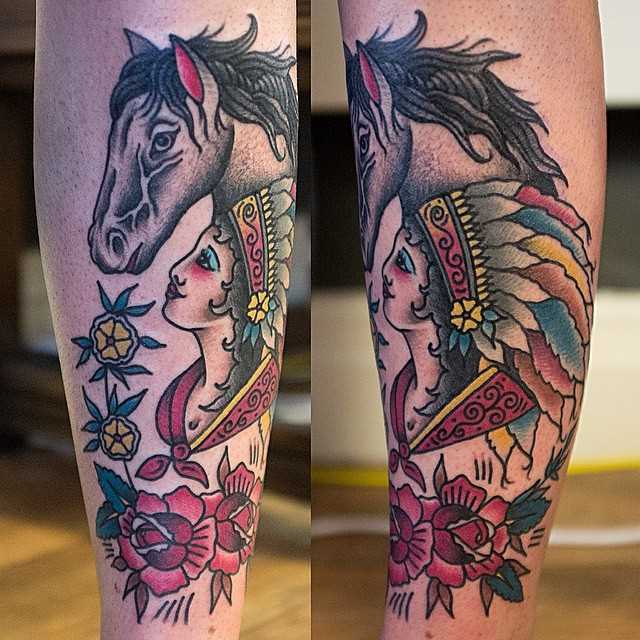 A tatuagem oldschool sobre a perna de um cara - de- cavalo e o índio