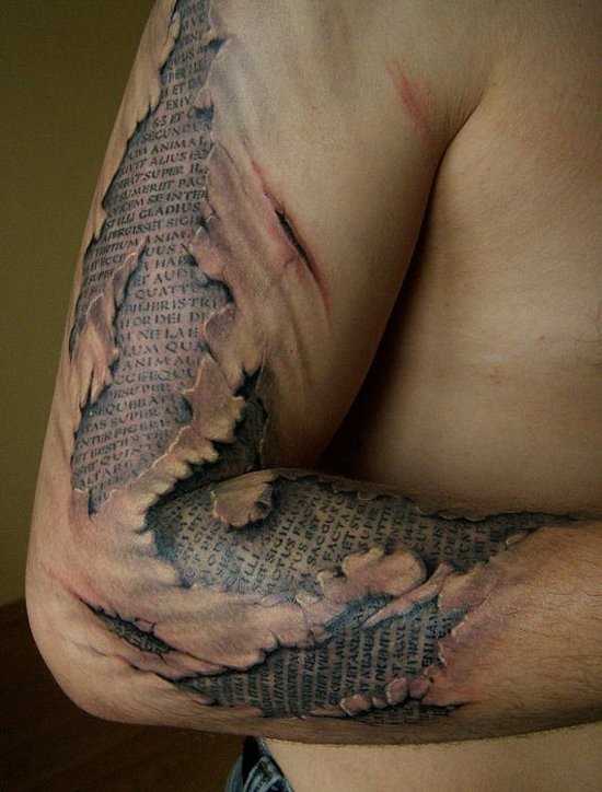 A tatuagem que tem no braço de um cara - escrituras sob a ferida