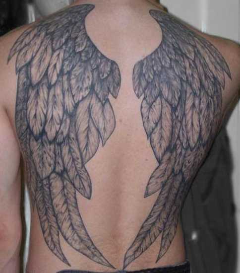 A tatuagem tem um cara na parte de trás - asas