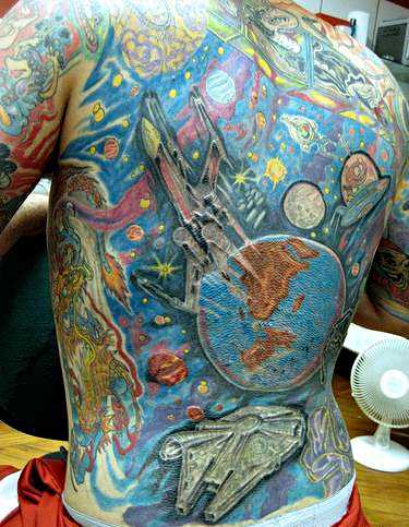 A tatuagem tem um cara na parte de trás - o espaço