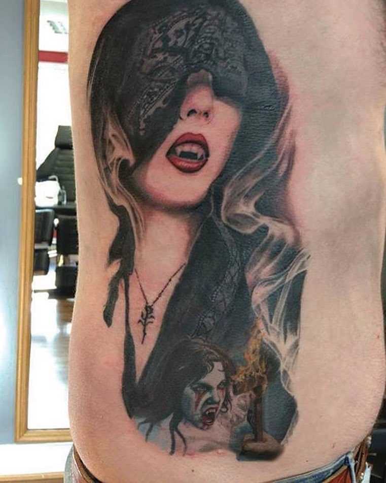 A tatuagem vampiro ao lado de homens