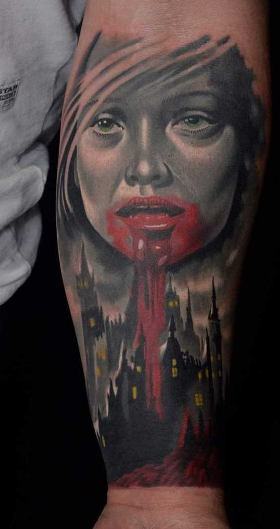 A tatuagem vampiro em antebraço cara