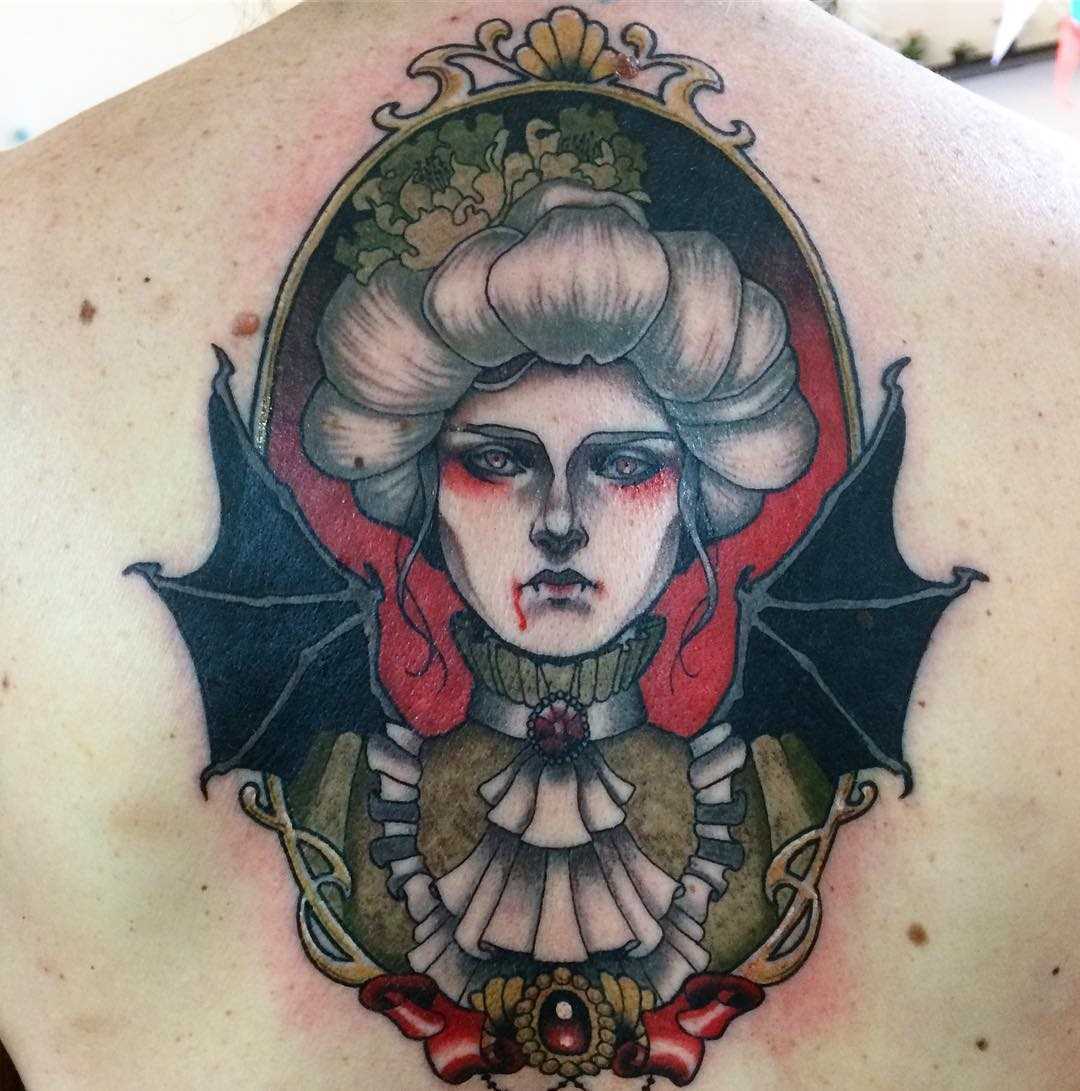 A tatuagem vampiro nas costas de homens