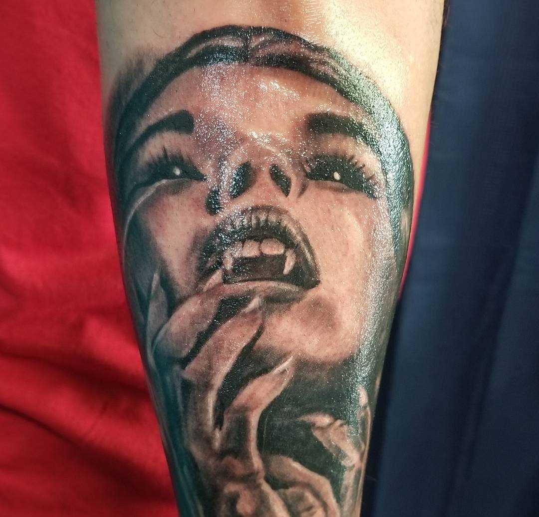 A tatuagem vampiro no antebraço homens
