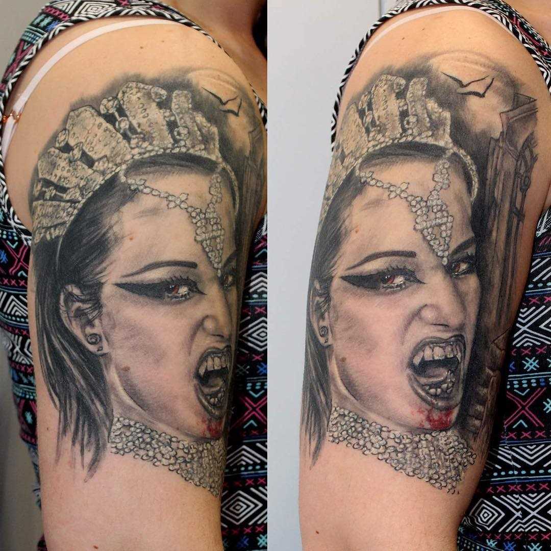 A tatuagem vampiro no ombro da menina
