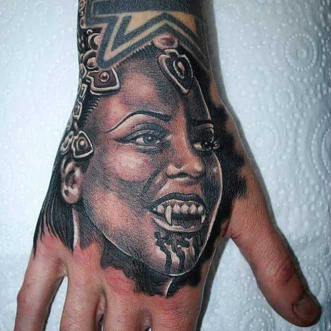 A tatuagem vampiro no pincel homens