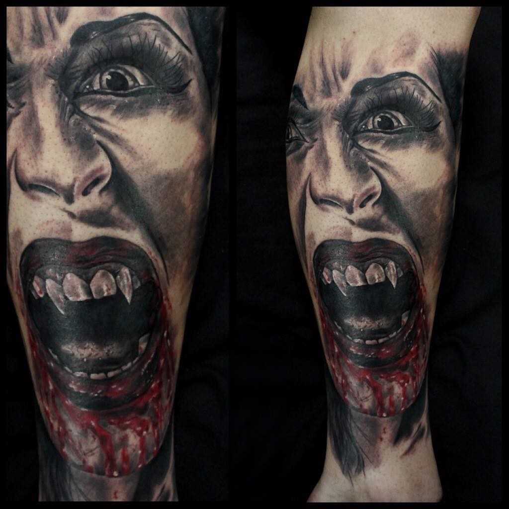 A tatuagem vampiro sobre a perna de um cara