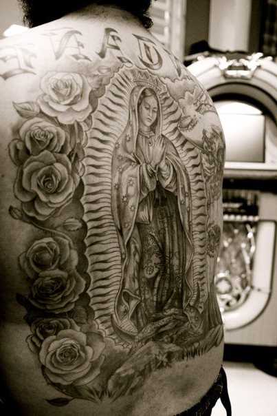 A virgem Maria em rosas na coluna de homem - de- tatuagem chicano