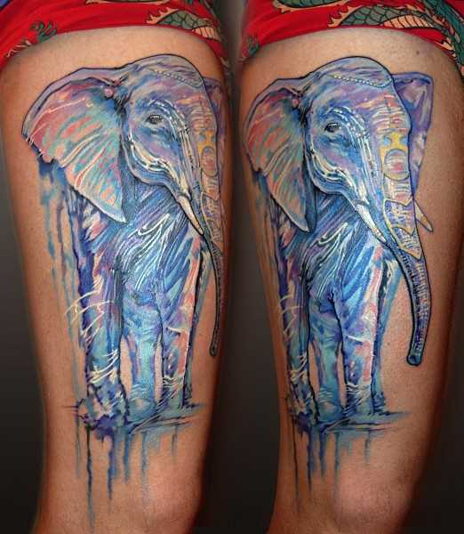 Akvarelnaia tatuagem na coxa da menina - elefante