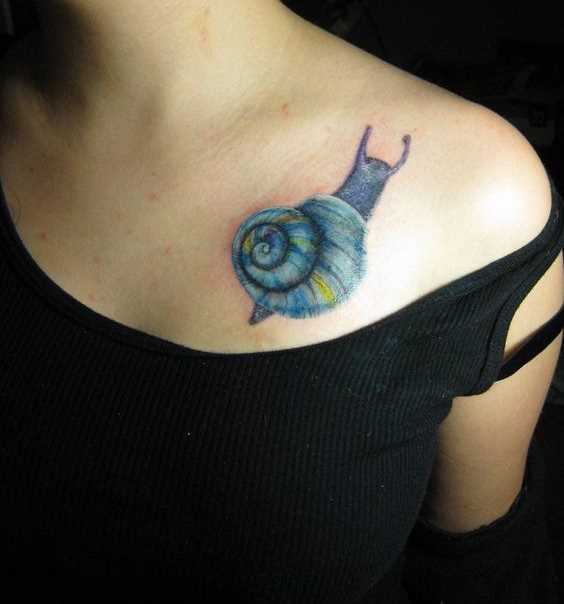 Azul figura do caracol no peito da menina