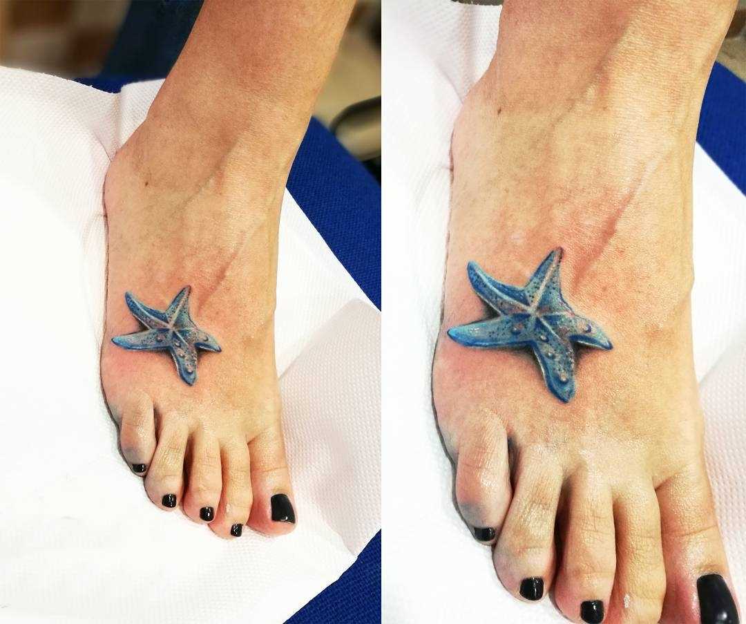Azul imagem de estrela do mar na planta do pé da menina