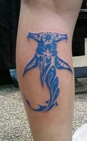 Azul tatuagem de peixe-martelo sobre a perna da mulher