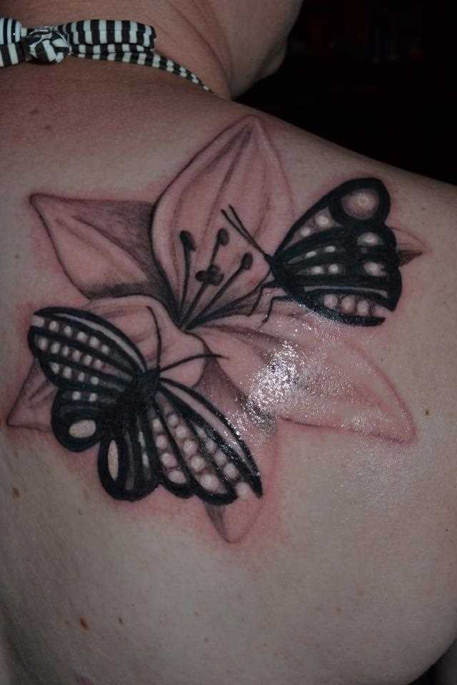 Bela tatuagem blade a menina em forma de lírio e borboletas