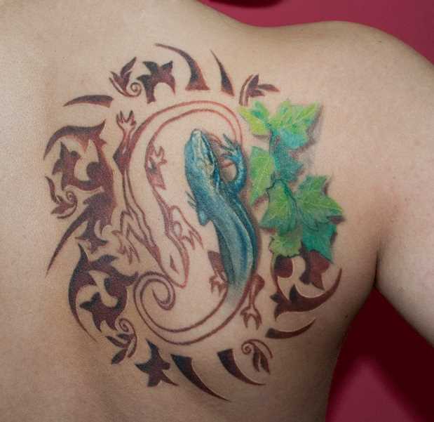 Bela tatuagem blade a menina sob a forma de lagartos e de hera