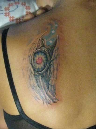 Bela tatuagem blade menina de asas de anjo