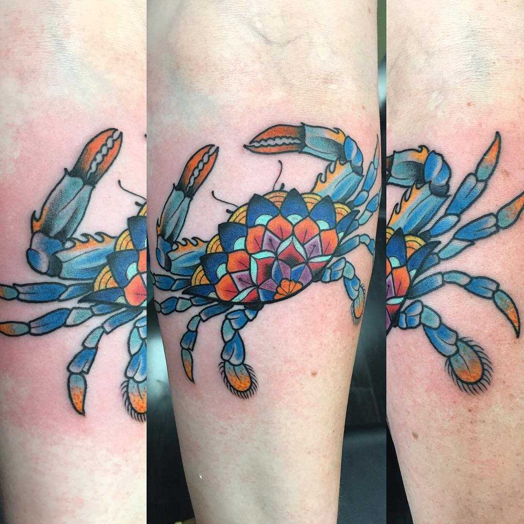 Bela tatuagem de caranguejo no antebraço da menina