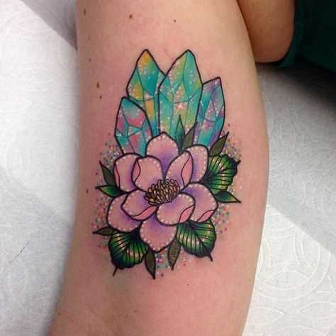 Bela tatuagem de cristais com a flor na mão da menina