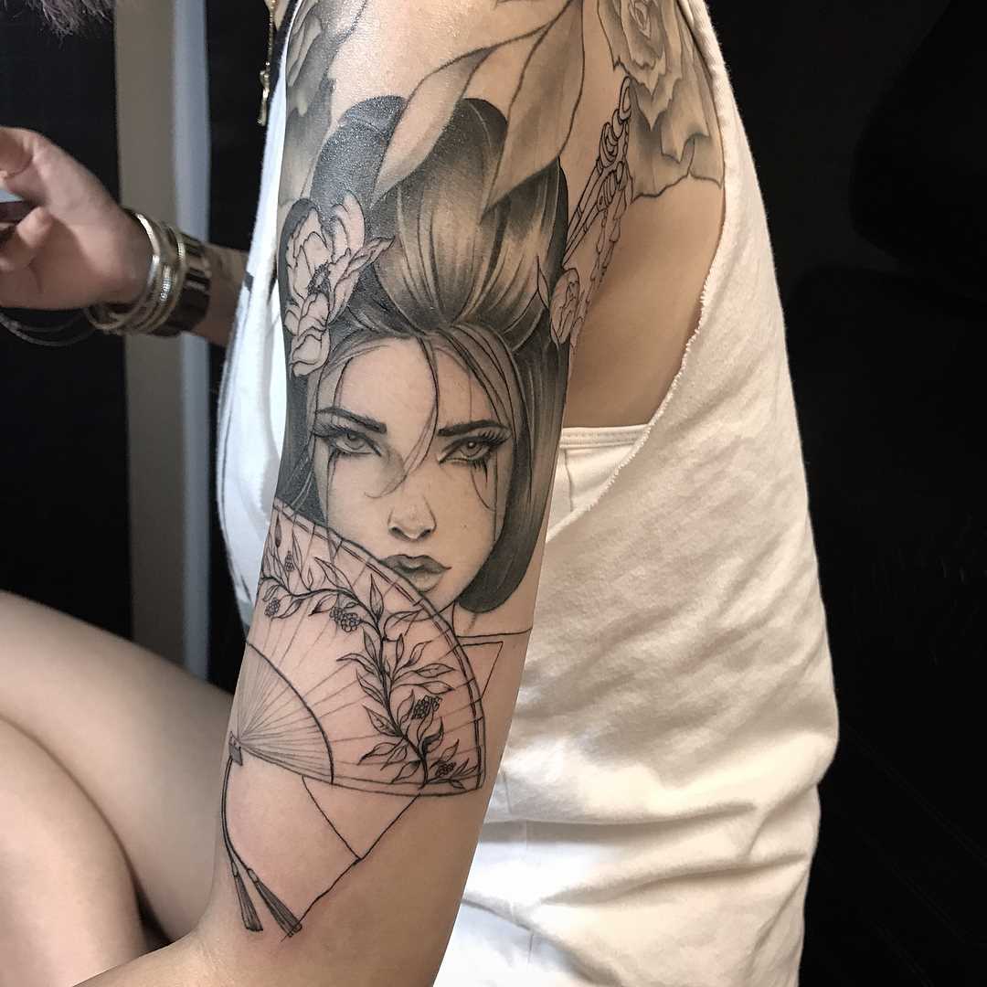 Bela tatuagem de gueixa no ombro da mulher