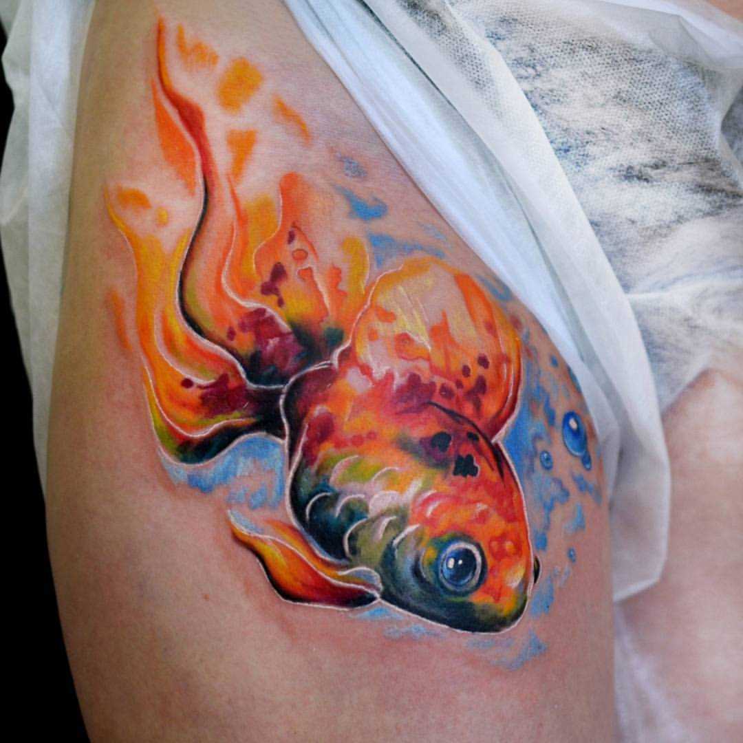Bela tatuagem de peixinho no quadril da menina