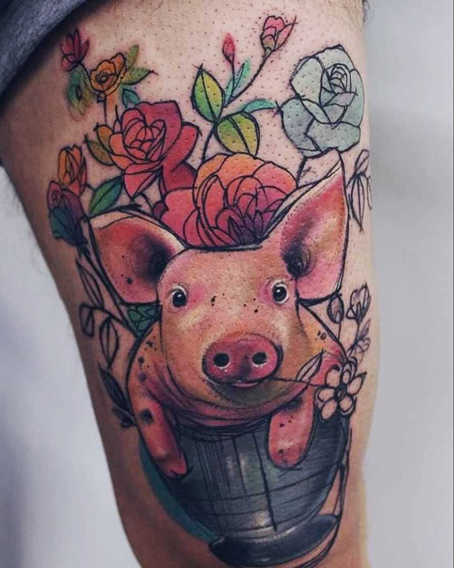 Bela tatuagem de porco no quadril cara