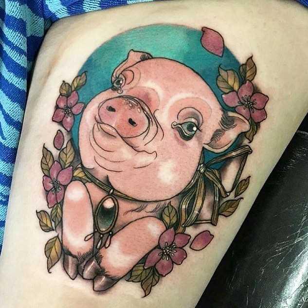 Bela tatuagem de porco no quadril da menina