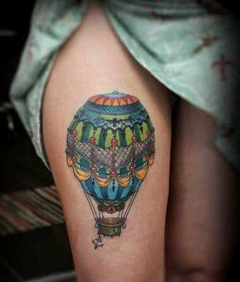 Bela tatuagem de um balão de ar no quadril da menina