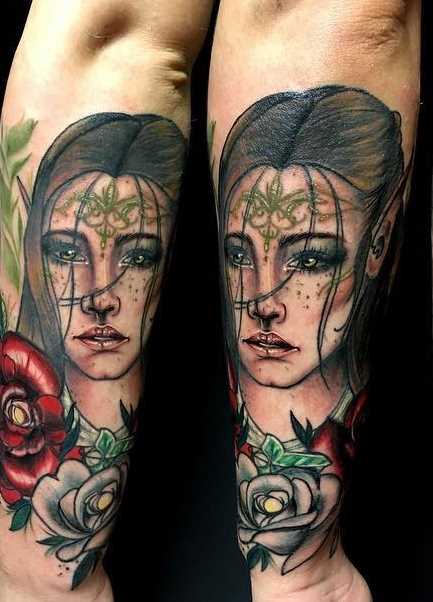 Bela tatuagem de uma menina elfo com flores no antebraço cara