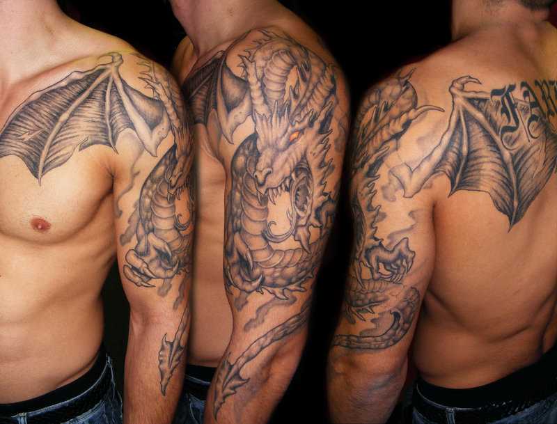 Bela tatuagem do cara no ombro com a imagem de um dragão