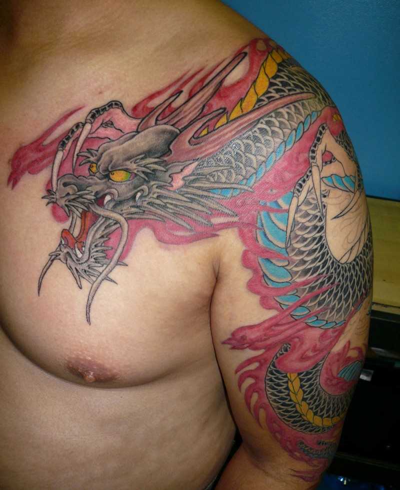 Bela tatuagem do cara no peito do dragão