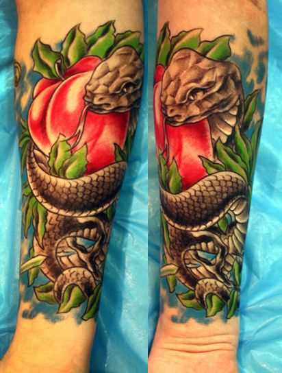 Bela tatuagem em forma de serpente no antebraço da menina