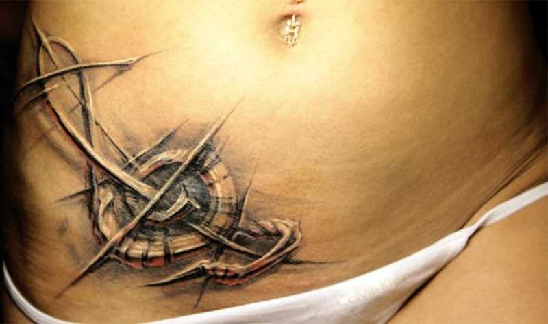 Bela tatuagem na barriga da menina - clave de sol