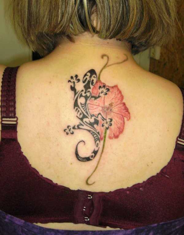 Bela tatuagem na espinha, as meninas - a salamandra e a flor