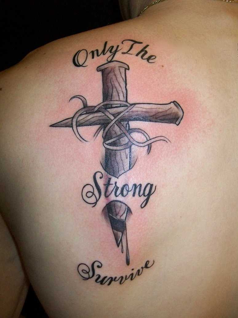 Bela tatuagem na lâmina de um cara em forma de uma cruz com a inscrição