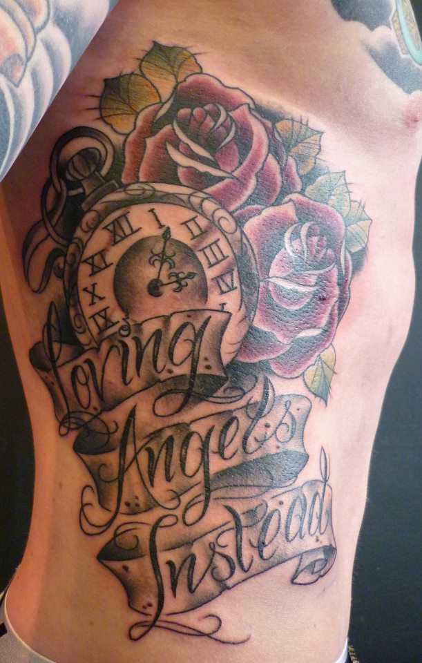 Bela tatuagem na lateral da cara - de- horas, rosas e legenda em inglês