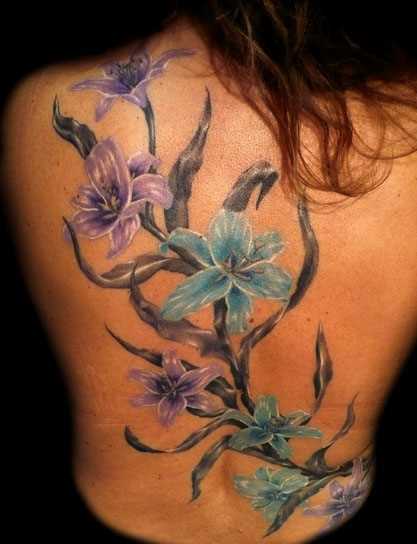 Bela tatuagem na parte de trás da menina - azul e roxo lírio