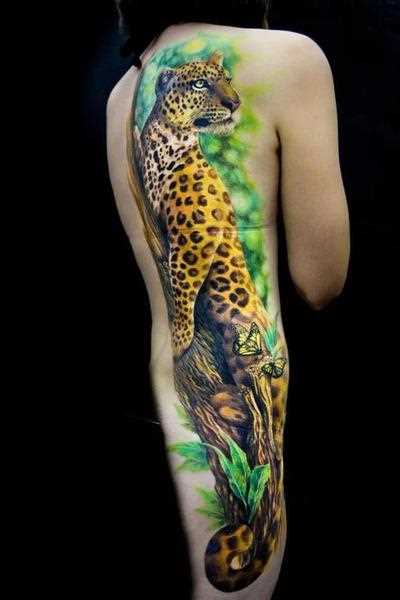 Bela tatuagem na parte de trás e de lado a menina - leopardo