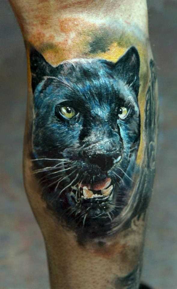 Bela tatuagem na perna do cara - pantera