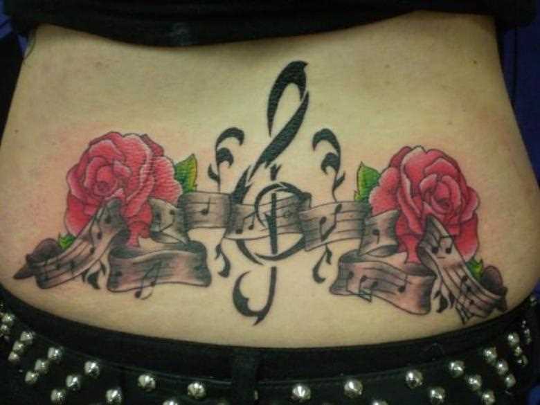 Bela tatuagem nas costas da menina - as notas da clave de sol e rosas