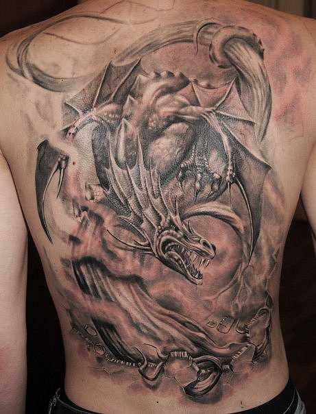 Bela tatuagem nas costas de um cara em forma de dragão