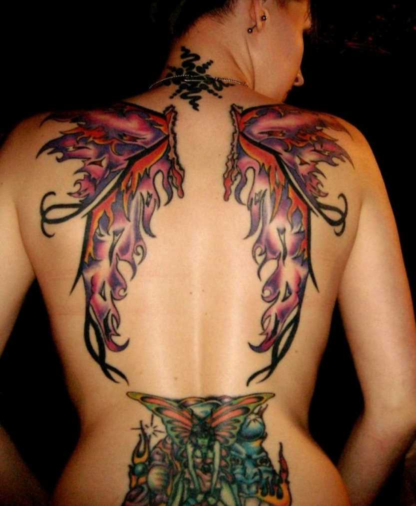 Bela tatuagem nas costas de uma menina como as asas de uma