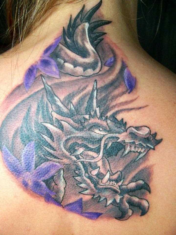 Bela tatuagem nas costas de uma menina de dragão, e sakura