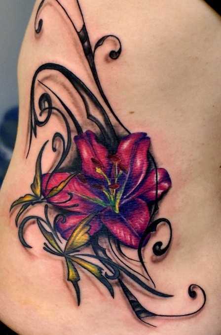 Bela tatuagem nas costas de uma menina - o lírio e a borboleta