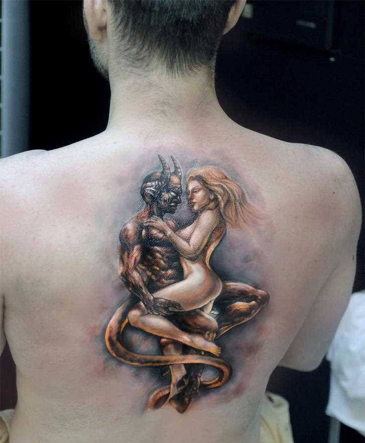 Bela tatuagem nas costas do cara - o diabo e a menina