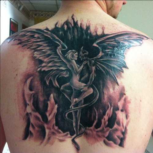 Bela tatuagem nas costas do cara - o diabo e o anjo