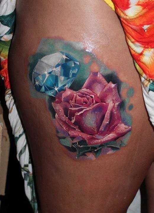 Bela tatuagem nas coxas da menina - diamante e rosa