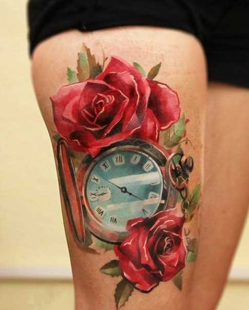 Bela tatuagem nas coxas da menina - relógio de bolso e rosas