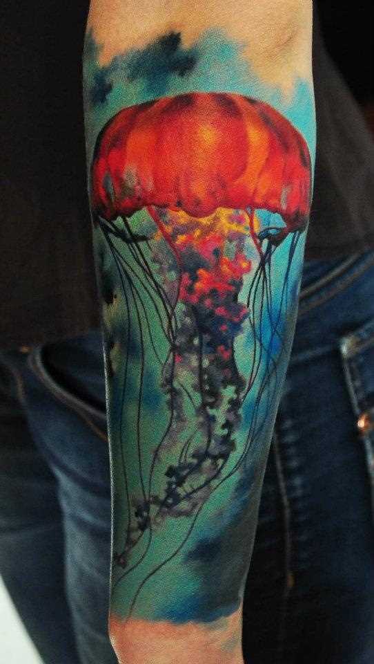 Bela tatuagem no antebraço, as meninas - água-viva